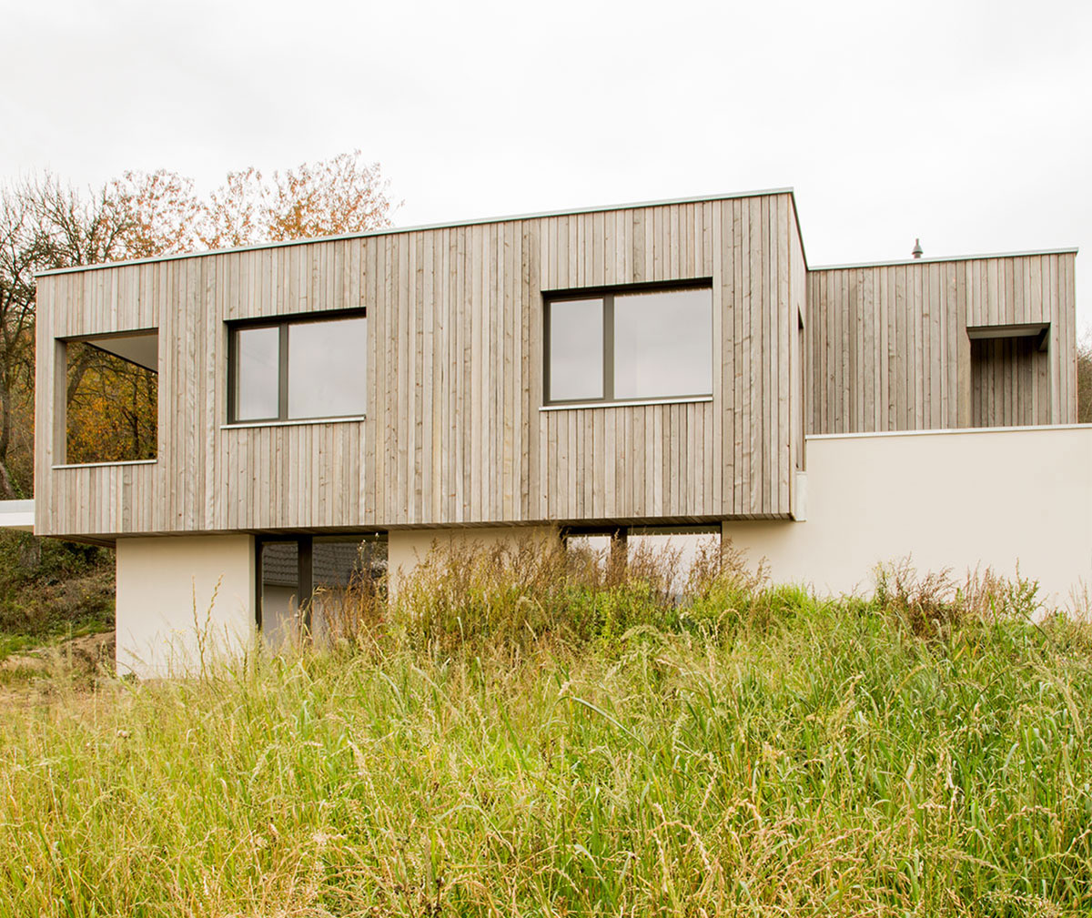 Holzbau-Dahm, Referenz, Bugalow, Holzrahmenbau, Einfamilienhaus, Holzhaus, Fassade in vorvergrauter Weisstanne