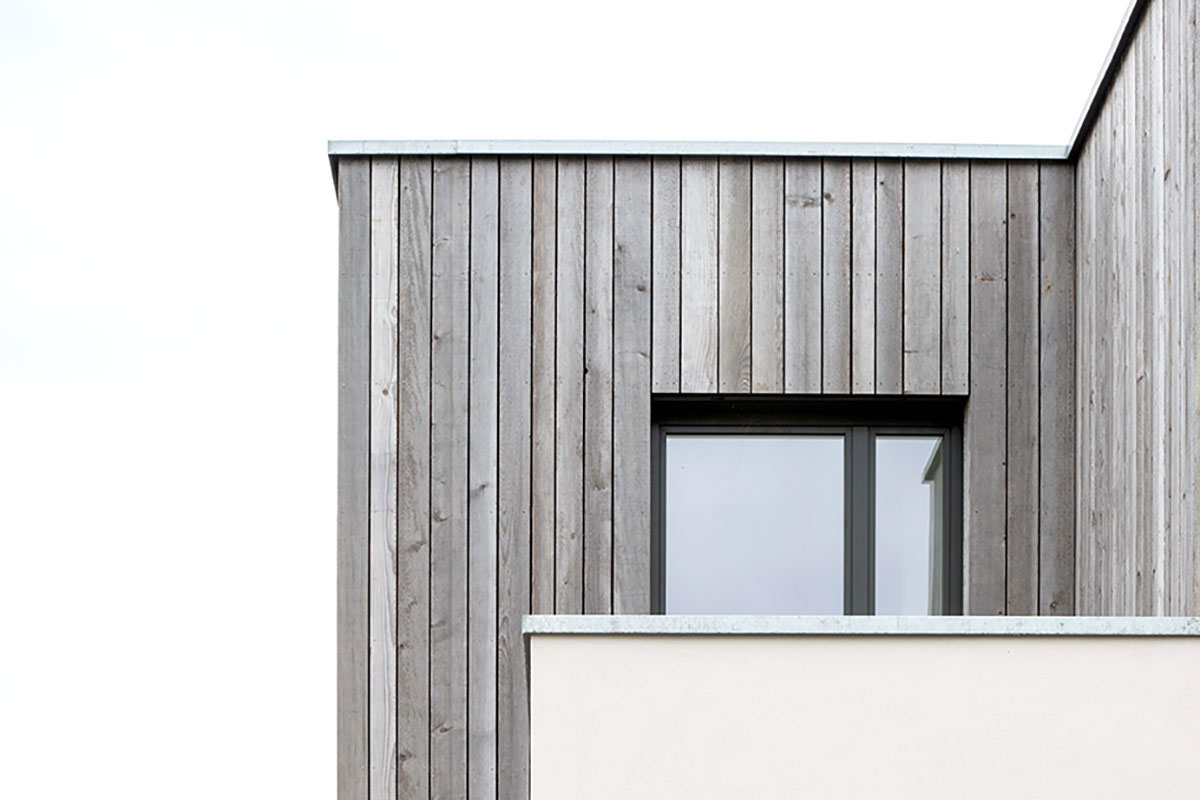 Holzbau-Dahm, Referenz, Bugalow, Holzrahmenbau, Einfamilienhaus, Holzhaus, Fassade in vorvergrauter Weisstanne